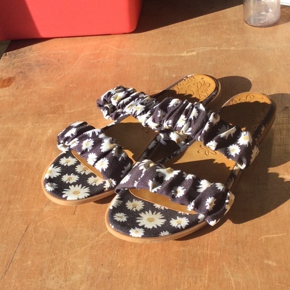 Womens summer sandals by Sugar black w/ white daisy design Tristans size 8 NWOT - Picture 8 of 8
